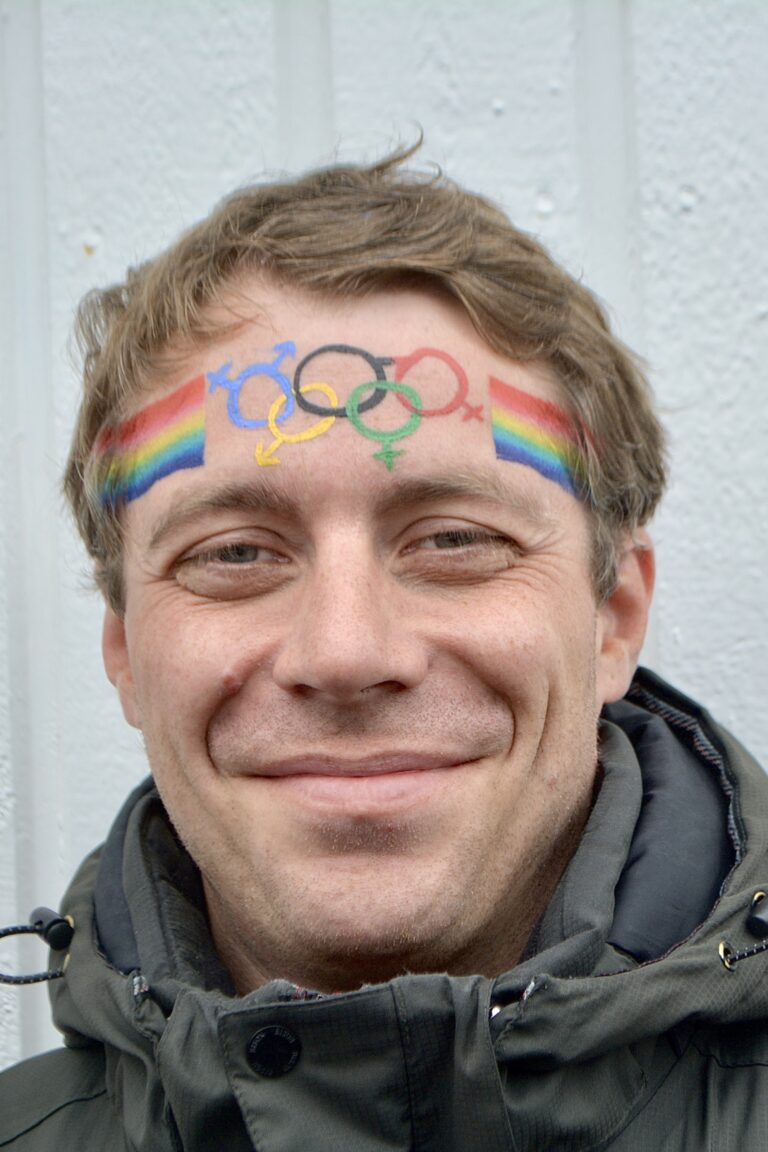 Mand med Ansigtsmaling OL pride Rainbow